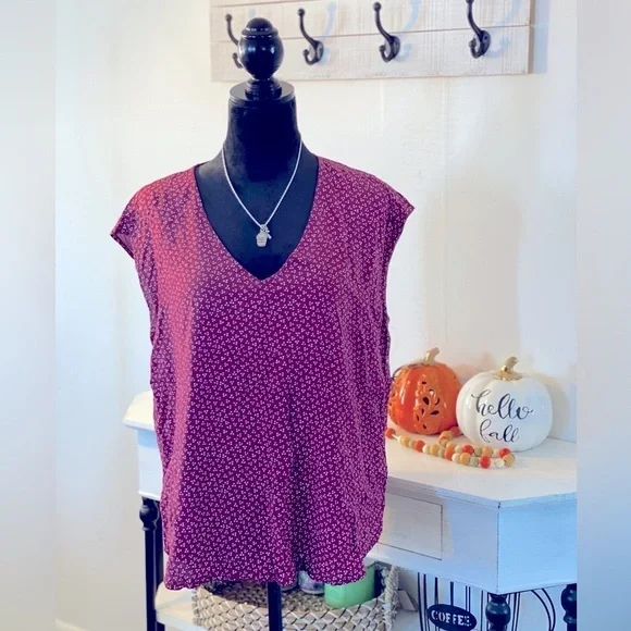 Maroon Polka Sleeveless Blouse ~Like NEW 🤍 - Picture 1 of 12